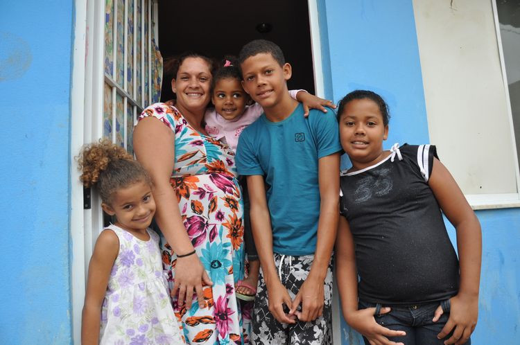 Fabiana ganhou uma casa do Morar Feliz e hoje vive uma nova realidade (Foto: Rodolfo Lins)