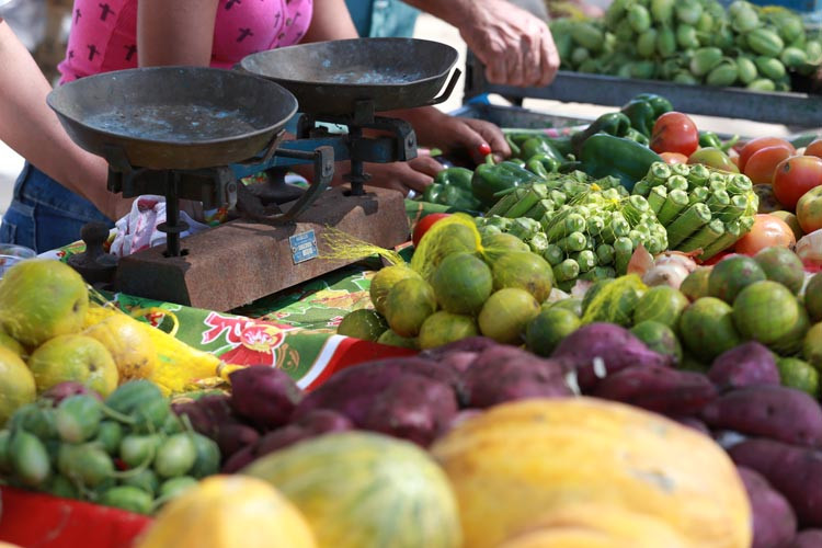 A Feira da Roça funciona todos os sábados, no Farol, das 7h às 13h (Foto: Rodolfo Lins)