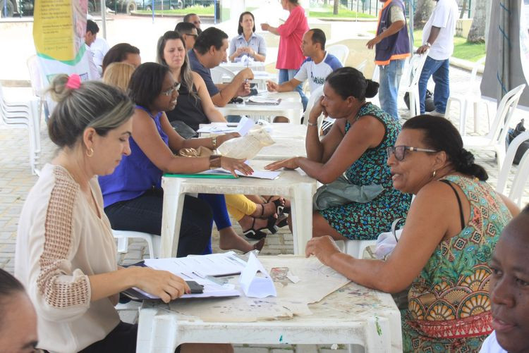 O Cras sobre Rodas leva diversos serviços sociais aos moradores de bairros e distritos (Foto: Roberto Joia)