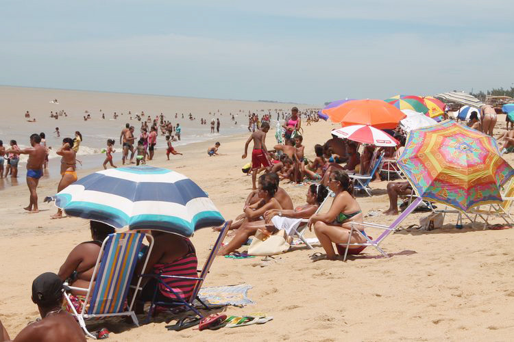 A multidão de foliões que deverá tomar conta da praia do Farol de São Tomé, a partir desta sexta-feira (5), primeiro dia do Carnaval da Família 2016, vai aquecer a economia na praia campista, principalmente de bares, restaurantes, hotéis e pousa (Foto: Antônio Leudo)