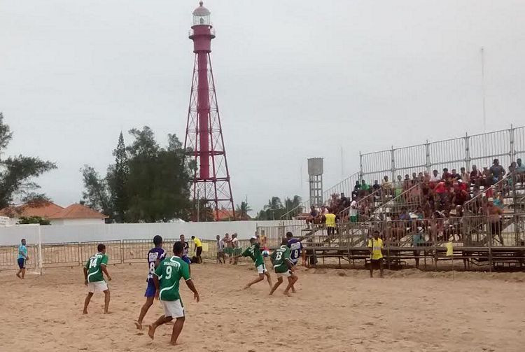 Peper Campi e Associação Campista de Ambulantes (ACA) decidem na noite desta quinta-feira (4), a partir das 20h, na arena esportiva da Praia do Farol de São Tomé, a edição 2016 do Campeonato de Futebol de Areia (Foto: Antônio Leudo)