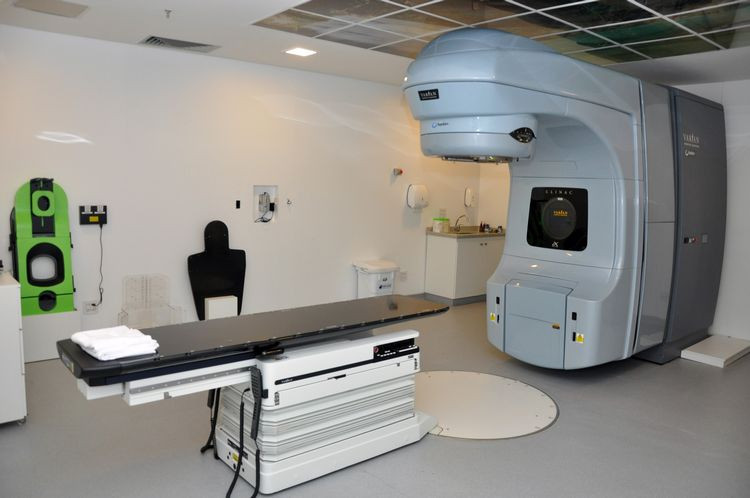 O acelerador linear e o principal equipamento do novo serviço de radioterapia  implantado no ano passado no Hospital Escola Alvaro Alvim (Foto: Gerson Gomes)