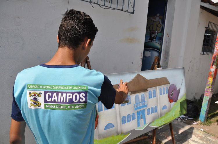 Entre os cursos oferecidos, estão o de grafitte (Foto: Rodolfo Lins)