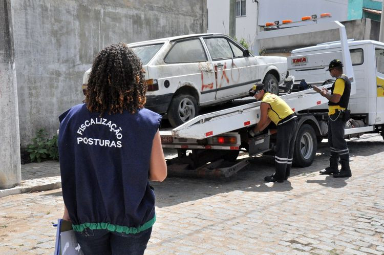 A Superintendência de Postura localizou 14 veículos abandonados em Goitacazes durante ação integrada da Prefeitura no Dia Nacional de Combate ao Mosquito Aedes Aegypti (Foto: Superintendência de Comunicação)