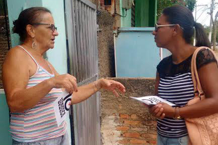 Durante os trabalhos foi identificada uma casa onde foram retirados oito caminhões com entulho e lixo, entre garrafas pet e papelão, que estavam mal acondicionados (Foto: Divulgação)