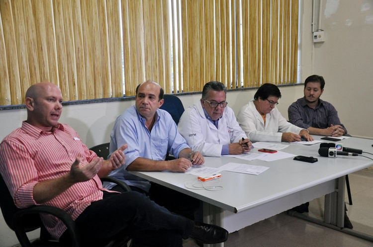 O vice-prefeito Doutor Chicão, e o secretário de Saúde, Geraldo Venâncio, apresentaram o balanço de atendimentos na rede municipal de saúde, relacionados à dengue, zika e chikungunya, em entrevista coletiva (Foto: Antônio Leudo)