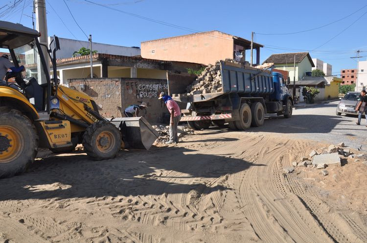 O secretário de Obras, Edilson Peixoto, destaca que devido à redução dos recursos, as obras estão sendo realizadas em ritmo menos acelerado que anteriormente (Foto: Roberto Joia)