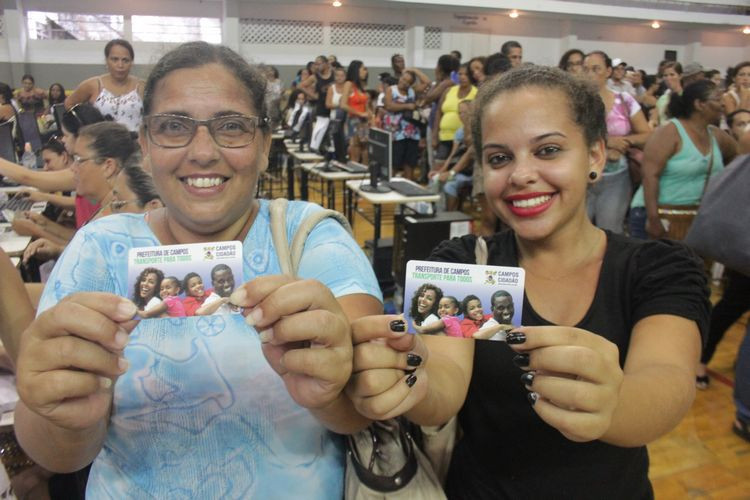 A doméstica Maria Cristina de Oliveira e sua filha Ana Cristina Oliveira comemoraram o recebimento do novo cartão, que garante a passagem de ônibus a R$ 1 (Foto: Superintendência de Comunicação)