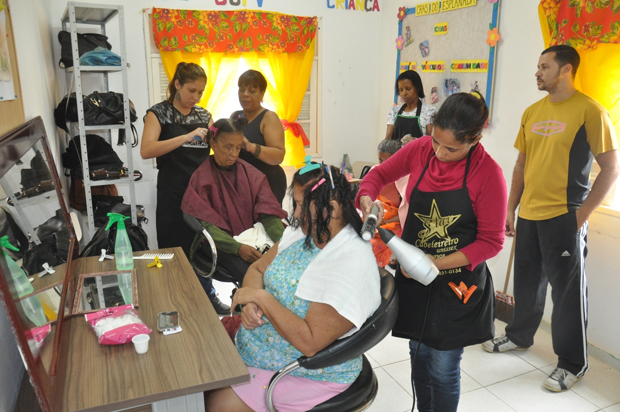 Durante o evento, que é gratuito, serão realizados serviços, como escova, hidratação, corte e coloração, das 9h às 12h, aos moradores do bairro (Foto: Superintendência de Comunicação)