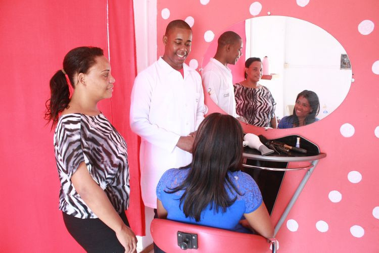 Os irmãos Edivan Anjo e Elaine montaram um salão de beleza, após a realização dos cursos oferecidos gratuitamente pela Casa da Juventude (Foto: Superintendência de Comunicação - Arquivo)