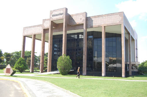 AS obras de arte podem ser conferidas no foyer do teatro (Foto: Gerson Gomes)