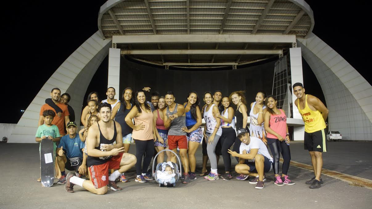 Dentro do projeto Lazer para toda família, promovido pela Fundação Cultural Jornalista Oswaldo Lima, aconteceu na noite desta sexta-feira (11), no Centro de Eventos Populares Osório Peixoto (Cepop), um aulão de zumba com o professor Ricky Moreir (Foto: Divulgação)