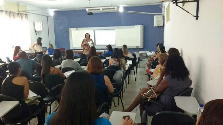 Cerca de 80 professores das turmas de Consolidação da Alfabetização estão participando da capacitação de formação continuada no auditório da Smece (Foto: Divulgação)