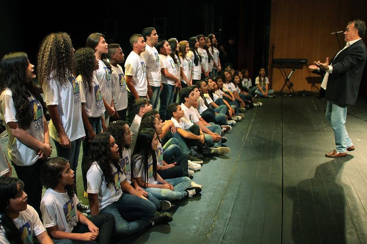 Meninos e meninas com idades entre 11 e 17 anos, interessados em participar do Coral, podem comparecer ao Teatro Municipal Trianon, as segundas e terças-feiras, a partir das 18h, nos ensaios (Foto: Divulgação)