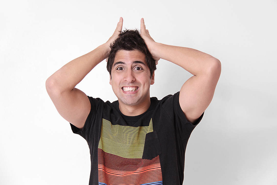 O comediante Gabriel Louchard será a atração deste sábado (9), no Teatro Municipal Trianon, como o espetáculo Como é que pode?, às 20h (Foto: Divulgação)