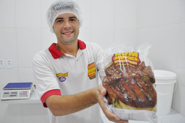 Ronaldo Ferrini, proprietário da fábrica de Hambúrguer,recebeu o (Foto: César Ferreira)