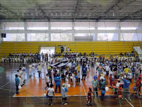 Centenas de idosos estiveram na manhã desta sexta-feira (10), no Ginásio Waldir Pereira, na sede da Fundação Municipal de Esportes (Foto: Divulgação)