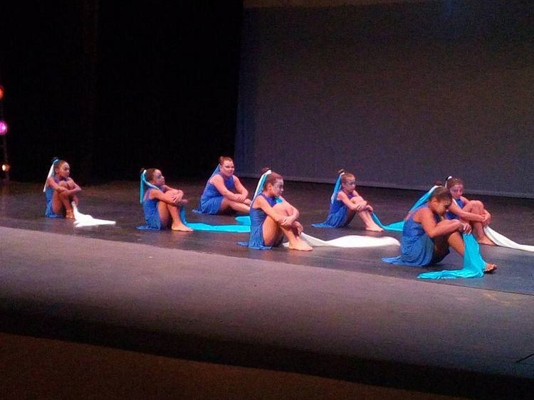 Alunos e animadores culturais da Escola Municipal Professora Sebastiana Machado da Silva, situada no bairro do IPS, e da Escola Municipal Sebastião Ribeiro de Deus, do Novo Jóquei, fizeram apresentações de balé contemporâneo nesta quarta-feira ( (Foto: Divulgação)