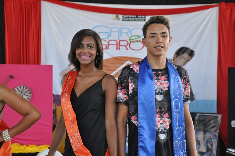 Os alunos do Qualifica Jovem, da Fundação Municipal da Infância e da Juventude, Mariana Barreto e Marllon Gomes, ambos de 17 anos, foram os vencedores do Garoto e Garota FMIJ 2015 (Foto: Rodolfo Lins)