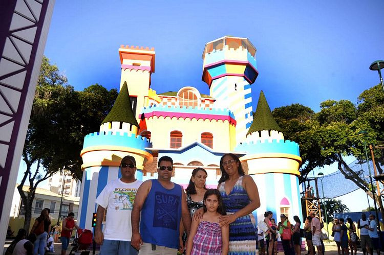 O estudante de Direito, Alexandre Paletti e sua esposa, Elizabeth Paletti, acompanhados do casal Jumar de Aquino, Helena Carvalho e sua filha Júlia, de 10 anos, todos de Vitória (ES), estiveram recentemente em Campos e foram conhecer a Cidade da (Foto: Divulgação)