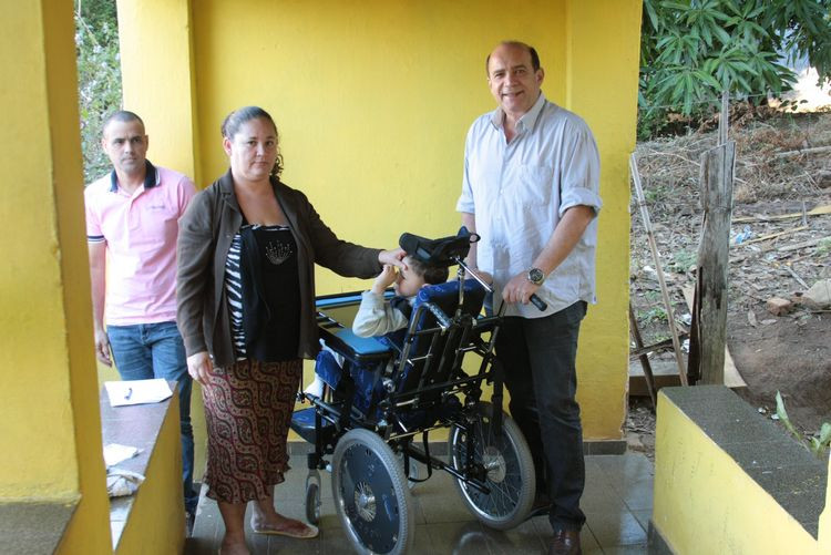A entrega da cadeira foi feita pelo vice-prefeito Doutor Chicão (Foto: Rodolfo Lins)