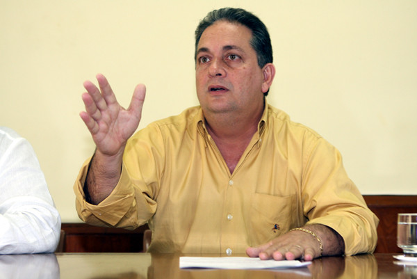 O Prefeito Nelson Nahim fez o anúncio quando inaigurava as obras de uma escola em Guarus (Foto: Roberto Joia)