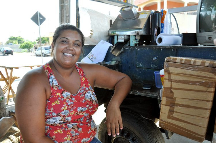 A vendedora de caldo de cana, Gerusa de Araújo da Conceição, 32 anos, é também moradora do bairro e fala da importância da nova unidade (Foto: Rodolfo Lins)