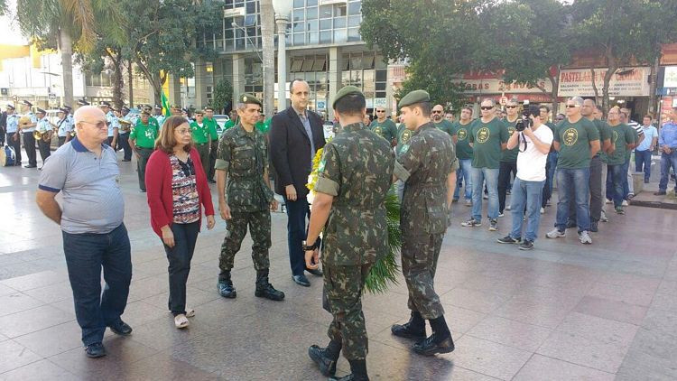 Soldado Feminino Do Exército Brasileiro Desfilando No Dia Da