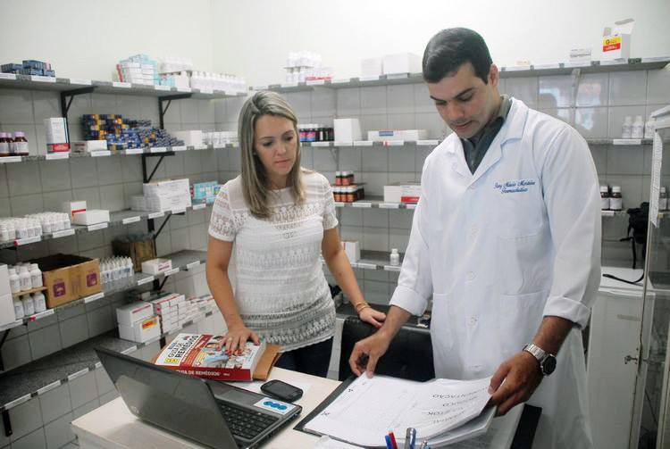 Segundo a gerente do DAF, Bruna Araújo, as atividades de cuidados farmacêuticas têm contribuído para o reconhecimento precoce de fatores de riscos associados ao desenvolvimento de doenças crônicas (Foto: Superintendência de Comunicação)