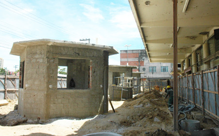 os quiosques já estão com estrutura física montada e alvenaria concluída (Foto: check)