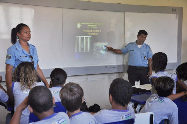 Alunos da Escola Municipal Santa Terezinha, de Baixa Grande, receberam nesta quarta-feira (9), o Grupamento Ronda Escolar, da Guarda Civil Municipal. Foram realizadas palestras abordando os problemas de violência nas escolas, que vem sendo uma c (Foto: Divulgação)