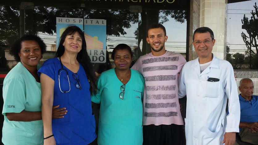 O paciente Yuri, com a equipe que o atendeu no Hospital Ferreira Machado (Foto: Divulgação)