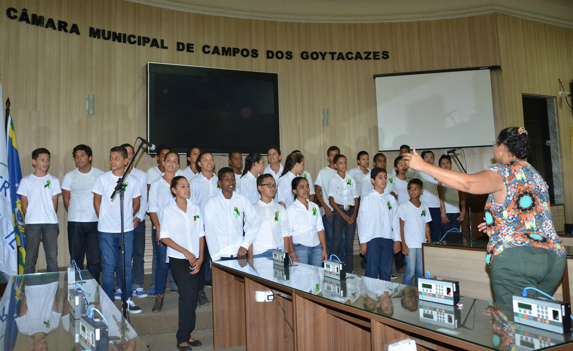 Os alunos gravaram sua participação no plenário da Câmara através da TV Câmara, para a apresentação marcada para este sábado, dia 19 (Foto: Imagens gravadas pela TV Câmara)