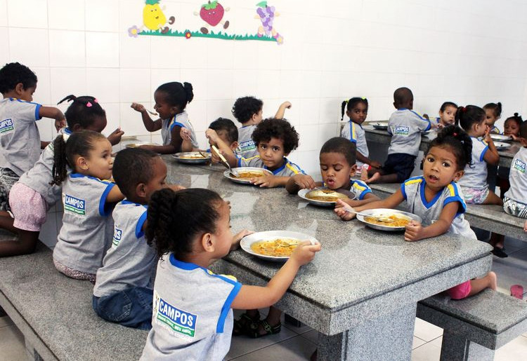 O cardápio da merenda escolar e elaborado por nutricionistas (Foto: Superintendência de Comunicação)