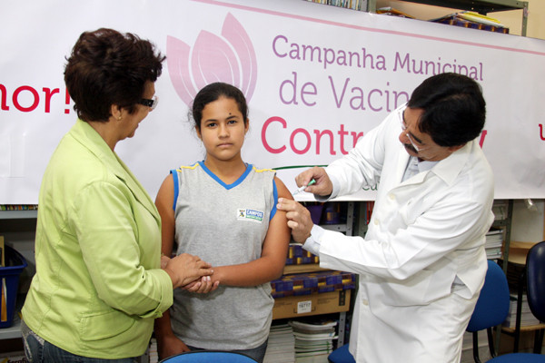 A vacina é fornecida gratuitamente pela prefeitura, às meninas na faixa etária de 11 a 15 anos (Foto: Hugo Prates)